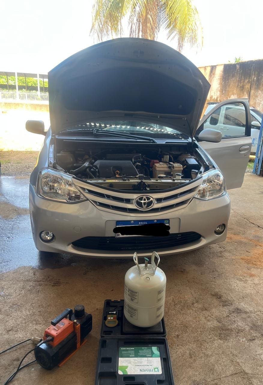 Carro de passeio em recarga de gás na JP Tech