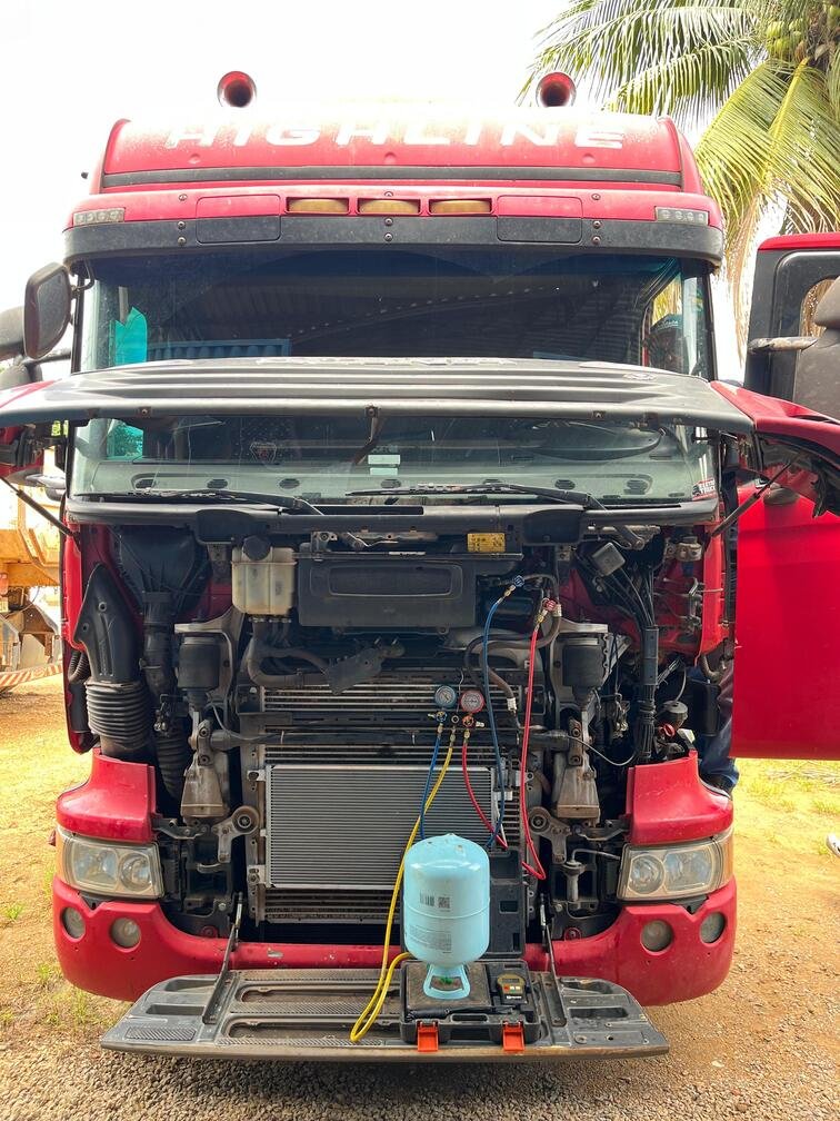 Cavalo mecânico Mercedes-Benz em manutenção de ar-condicionado